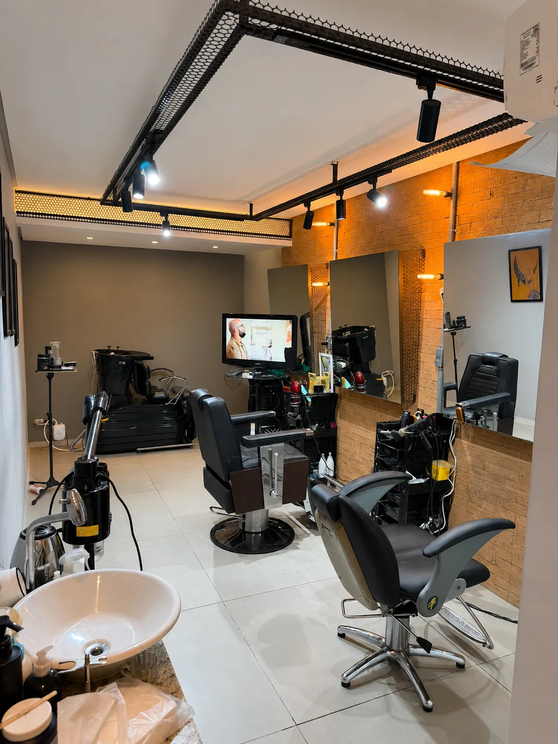 Cadeiras e espelhos da barbearia Mutari Barbershop em Maceió