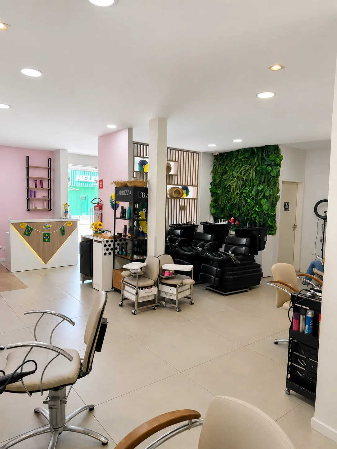 Ambiente interno do salão Mutari Cabeleireiros na Ponta Verde, Maceió