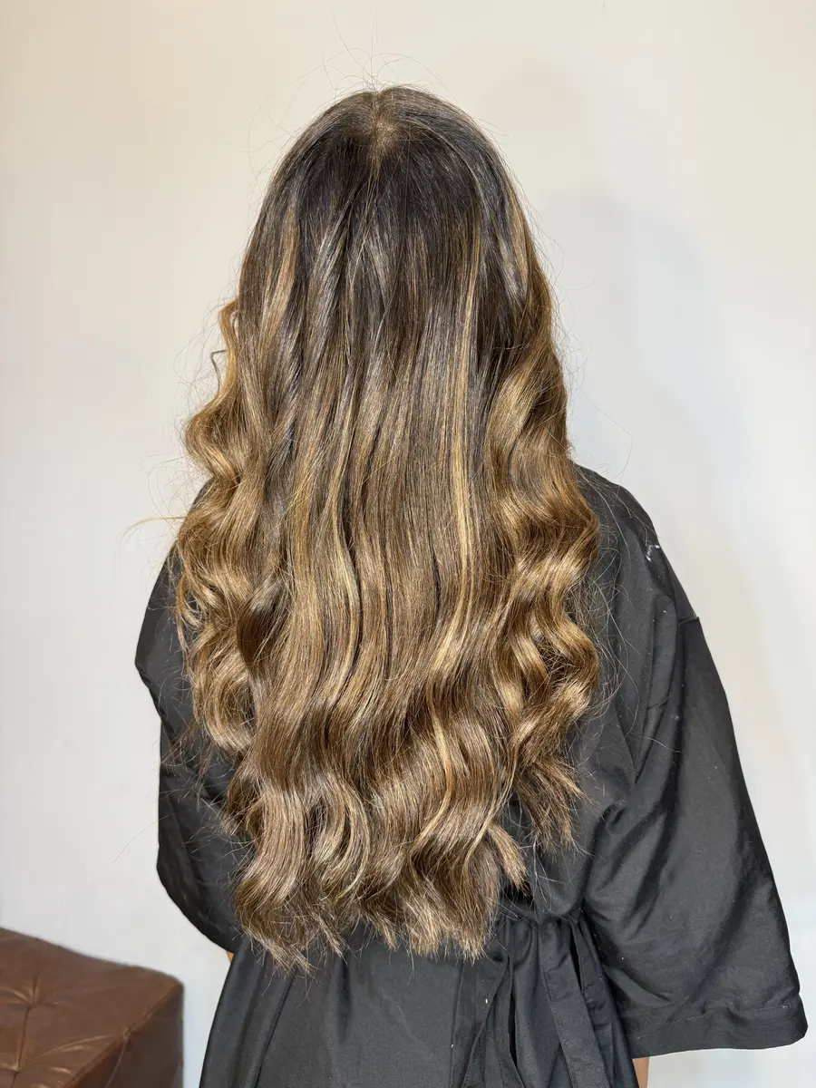 Mechas balayage loiras onduladas feitas no Mutari em Maceió