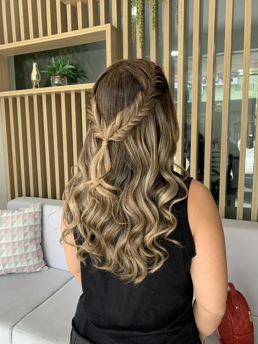 Penteado para evento com trança feito no salão Mutari em Maceió